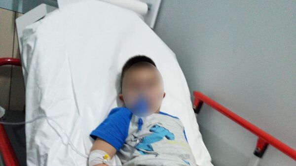 Osmaniye’nin Kadirli ilçesinde öksürük şikayetiyle ailesi tarafından Kadirli Devlet Hastanesine götürülen 6 yaşındaki çocuğa yanlışlıkla adrenalin iğnesi yapılınca kalp krizi geçirdiği iddia edildi. Hastane yönetimi iddialar üzerine doktor ve hemşire hakkında soruşturma başlattı. - Sputnik Türkiye