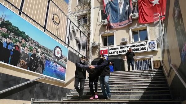 Polis memurunun kafasına cisim atarak ölümüne neden olan zanlı tutuklandı  - Sputnik Türkiye