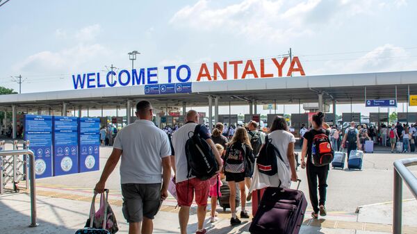 Antalya'da turizm verilerindeki artış devam ediyor. Antalya Valiliği İl Kültür ve Turizm Müdürlüğü'nden alınan verilere göre 1 Ocak-30 Nisan arası şehri hava yoluyla ziyaret eden turist sayısı 2021 yılına göre yüzde 162 arttı. - Sputnik Türkiye