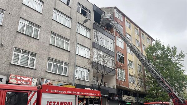 İstanbul'da yangın çıkan apartmanda mahsur kalan 3 çocuklu aileyi itfaiye kurtardı - Sputnik Türkiye