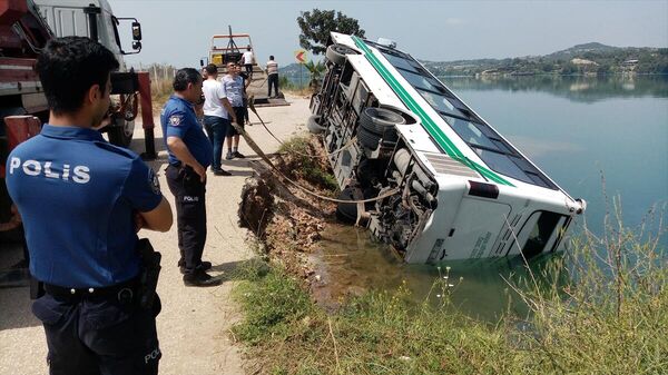 Adana'da özel halk otobüsü yolun çökmesi sonucu göle devrildi - Sputnik Türkiye