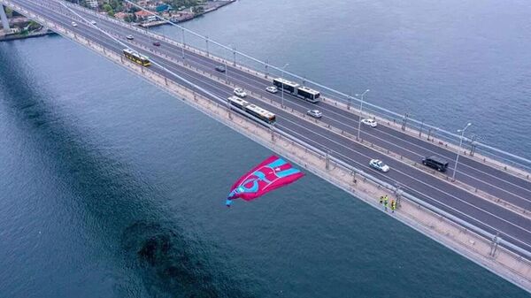 15 Temmuz Şehitler Köprüsü'ndeki Trabzonspor bayrağı - Sputnik Türkiye