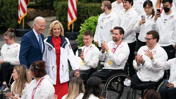 ABD Başkanı Biden'ın paralimpik sporcularla gerçekleştirdiği fotoğraf çekimi ilginç anlara sahne oldu. ABD Başkanı'nın çekim sırasında kameraya dönük bir şekilde 'Zıplama' diye bağırdığı görüldü.  - Sputnik Türkiye