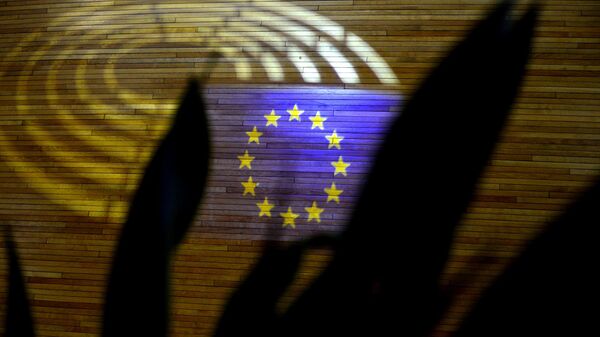 Avrupa Parlamentosu binasında Avrupa Birliği bayrağının ışık projeksiyonu. - Sputnik Türkiye