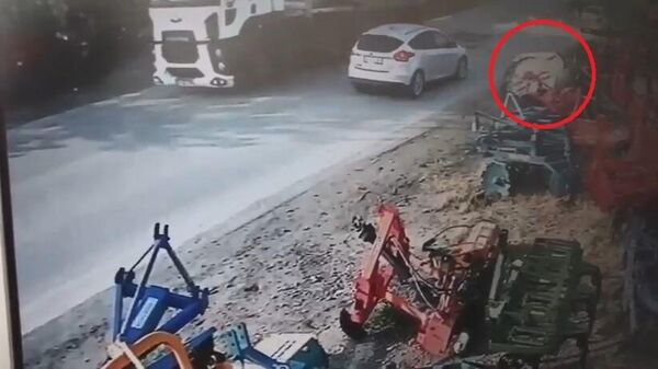 12 tonluk metal rulo yola düştü, araçlar ezilmekten son anda kurtuldu - Sputnik Türkiye