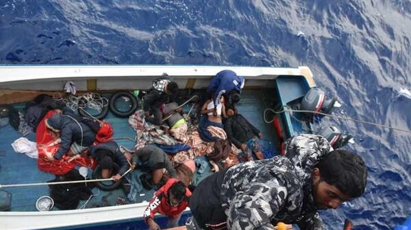 TCG GÖKÇEADA fırkateyni, Libya açıklarında Bangladeşli göçmenleri kurtardı - Sputnik Türkiye