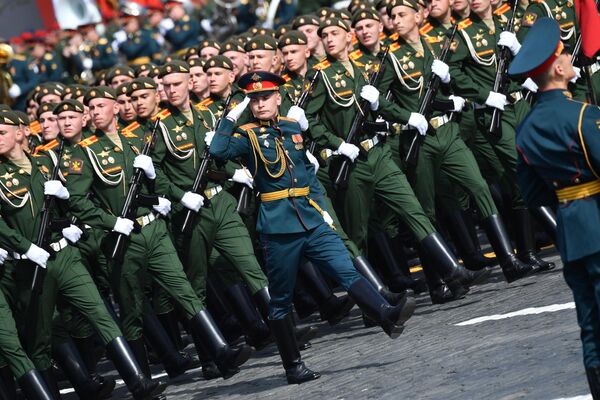 Военнослужащие на генеральной репетиции военного парада к 77-й годовщине Победы в Великой Отечественной войне. - Sputnik Türkiye
