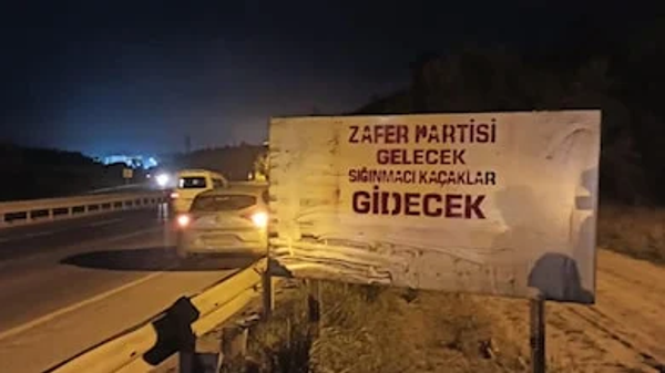 Zafer Partisi Arnavutköy İlçe Başkanı Adem Şeker gözaltına alındı. Genel Başkan Yardımcısı Adem Taşkaya, sosyal medya hesabından Şeker’in asılan pankart ve yazılar sebebiyle gözaltına alındığını duyurdu. Adem Şeker’in emniyetteki işlemlerinin ardından Gaziosmanpaşa Adliyesi’ne sevk edileceği öğrenildi. - Sputnik Türkiye