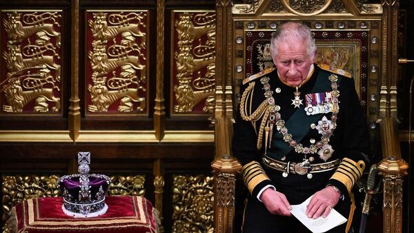 İngiltere parlamentosunun resmi açılış törenine katılamayan Kraliçe Elizabeth’in yerini bu yıl oğlu Prens Charles doldurdu. 59 yıl aradan sonra tarihte ilk defa parlamentonun açılışını Kraliçe Elizabeth yapmadı. - Sputnik Türkiye