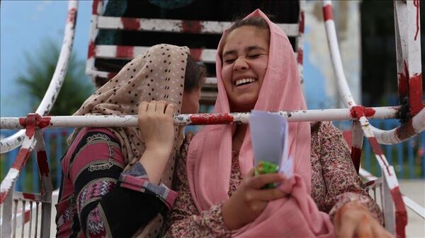 Taliban iktidarı ele geçirip yasaklar getirmeden önce lunaparkta eğlenen Afgan kadınlar - Sputnik Türkiye