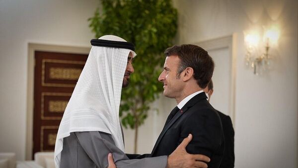 Fransa Cumhurbaşkanı Emmanuel Macron hayatını kaybeden Birleşik Arap Emirlikleri Devlet Başkanı Şeyh Halife bin Zayed Al Nahyan’ın yakınlarına taziye dileklerini iletmek için Birleşik Arap Emirlikleri’ne gitti. - Sputnik Türkiye