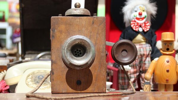 Eskişehir'de bir antikacıda bulunan Amerika yapımı 120 yıllık telefon, nostalji tutkunlarının dikkatini çekiyor. - Sputnik Türkiye