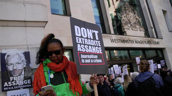 İnsan hakları ve basın özgürlüğü savunucuları, İngiltere İçişleri Bakanı Priti Patel'den WikiLeaks'in kurucusu Julian Assange'ın ABD'ye iadesini durdurmasını istedi. - Sputnik Türkiye
