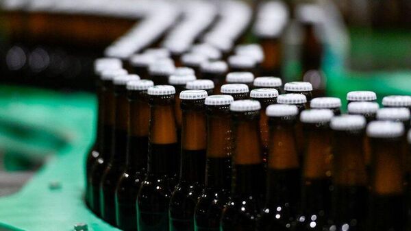 Alman bira fabrikaları, artan üretim maliyetleri ve kamyon şoförü sıkıntısı nedeniyle bu yaz bira şişesi sıkıntısı yaşanabileceği konusunda uyarıda bulundu.  - Sputnik Türkiye