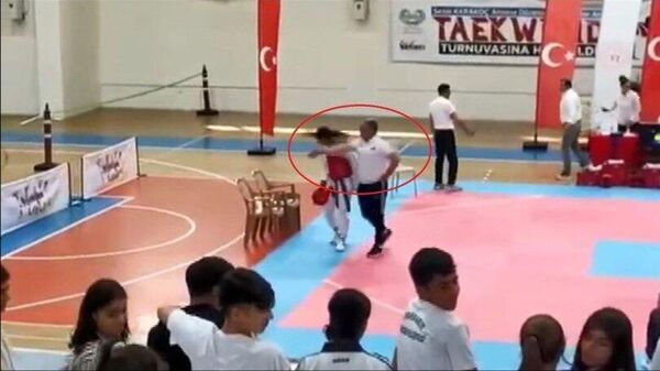 Antrenör, 19 Mayıs turnuvasında genç kadın sporcuya tokat attı - Sputnik Türkiye