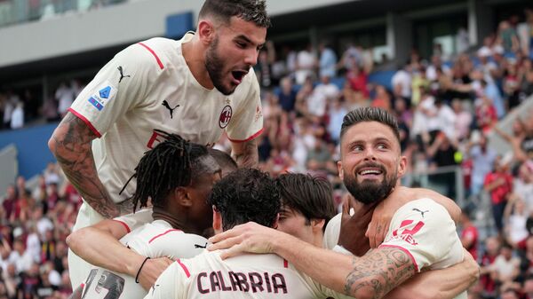 İtalya Birinci Futbol Ligi'nde (Serie A) Milan, son hafta maçında Sassuolo'yu 3-0 yenerek 86 puanla en yakın takipçisi Inter'in 2 puan önünde şampiyon oldu. - Sputnik Türkiye