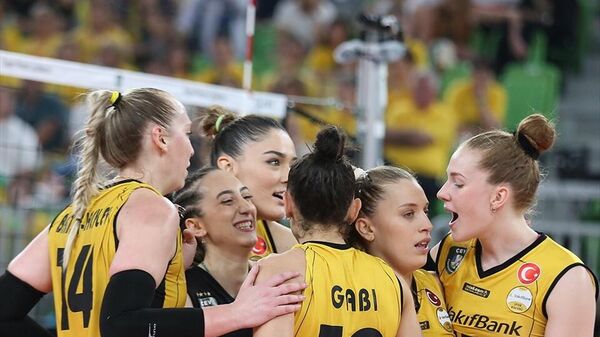 VakıfBank Kadın Voleybol Takımı, CEV Şampiyonlar Ligi Süper Finali'nde İtalya'nın Imoco Volley ekibini 3-1 yenerek bu organizasyonda 5. kez şampiyonluğa ulaştı. VakıfBank'ın oyuncuları maç sonunda büyük sevinç yaşadı. - Sputnik Türkiye