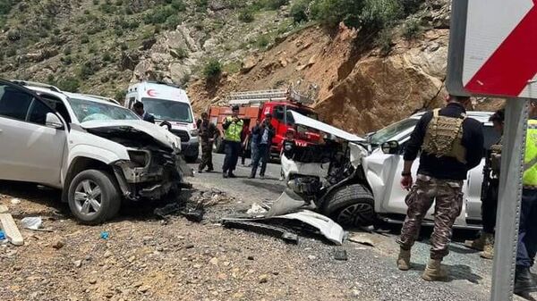 Hakkari'nin Şemdinli ilçesinde meydana gelen trafik kazasında Vali Yardımcısı Murat Yayabaşı, Derecik Kaymakamı Ahmet Özdemir ile 4 kişi yaralandı. - Sputnik Türkiye