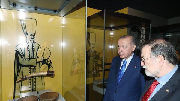 Cumhurbaşkanı Erdoğan, Türk Müziği Tarihi Sergisi'ni gezdi - Sputnik Türkiye