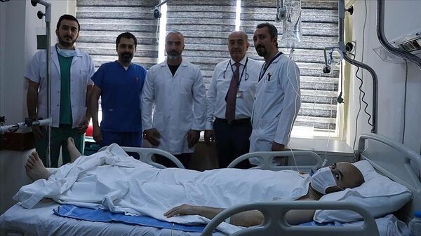 Omurgadan omuriliğe uzanan tümör, 14 doktorun katıldığı 10 saatlik operasyonla çıkarıldı - Sputnik Türkiye