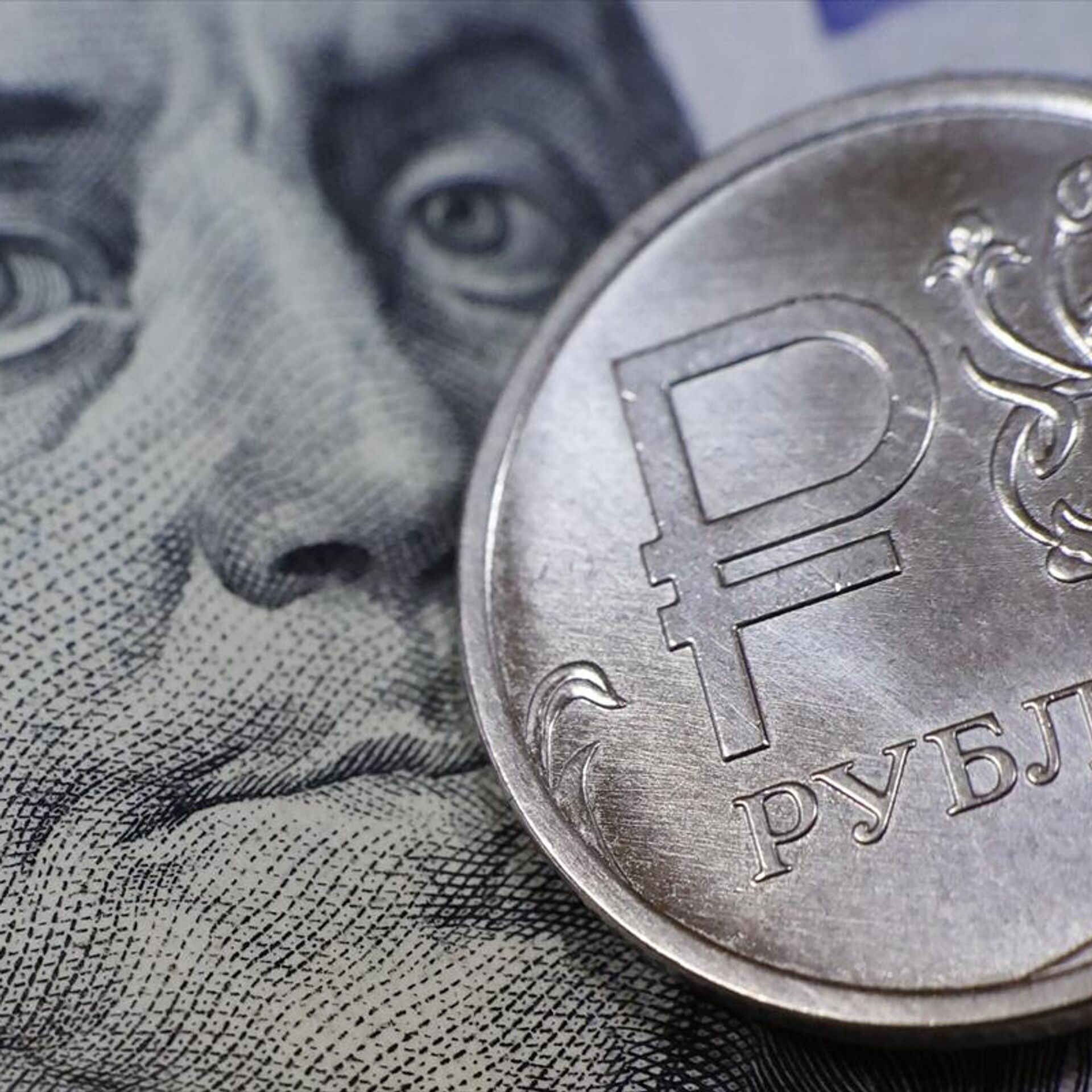 5 рублей вернули. Новые рубли. Доллар (валюта). Рубль падает. Доллары в рубли.