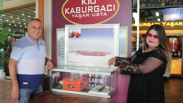 Adanalı kebapçı, uzaya göndermeyi denediği kebabı iş yerinde sergiliyor - Sputnik Türkiye