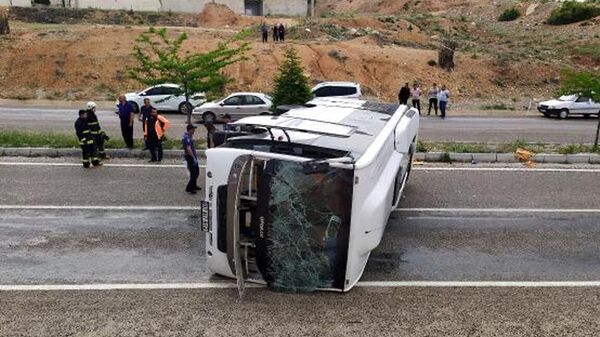 Antalya’nın Korkuteli ilçesinde Rumen turistlerin taşındığı midibüsün devrildiği kazada 1’i ağır 22 kişi yaralandı. - Sputnik Türkiye
