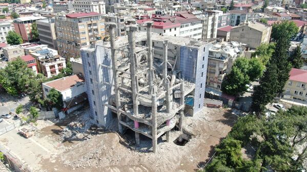 Kahramanmaraş'ta 'dünyanın en saçma binası'nın yüzde 80'i yıkıldı - Sputnik Türkiye