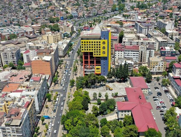 Kahramanmaraş'ta 'dünyanın en saçma binası'nın yüzde 80'i yıkıldı - Sputnik Türkiye