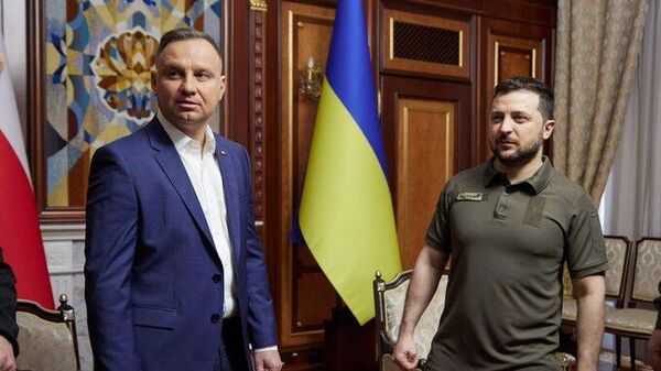 Polonya Cumhurbaşkanı Andrzej Duda'nın (solda) 22 Mayıs 2022'deki Kiev ziyaretinde Ukrayna Cumhurbaşkanı Vladimir Zelenskiy tarafından ağırlanırken - Sputnik Türkiye