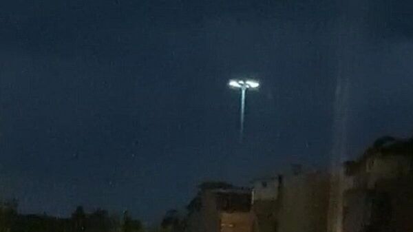 Aydın'ın Nazilli ilçesinde bir genç, sabaha karşı 'UFO' olduğunu iddia etti ve havada gördüğü ışık huzmesini cep telefonu ile kayda aldı. - Sputnik Türkiye