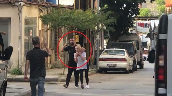 Bursa'da hakkında arama kaydı bulunan Raşit Atilla, kaldığı pansiyonda polisleri karşısında görünce tabancayı kendi başına dayayıp, yine kendisi gibi arama kaydı bulunan kız arkadaşı Beyza A.'yı da rehin aldı - Sputnik Türkiye