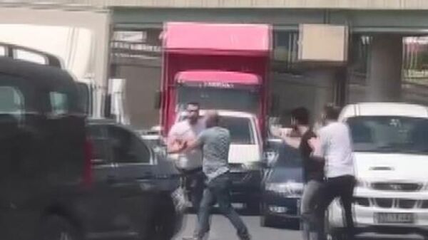 İstanbul Küçükçekmece'de, iki sürücü arasında trafikte yol verme nedeniyle kavga çıktı. O anlar cep telefonu kamerasıyla görüntülendi. - Sputnik Türkiye