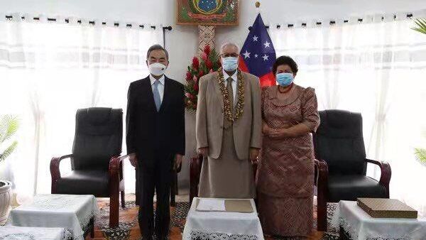 Çin Dışişleri Bakanı Wang Yi, Samoa ziyaretinde Devlet Başkanı Tuimaleali’ifano Va’aletoa Sualauvi II tarafından kabul edilirken - Sputnik Türkiye