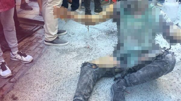 Galata Kulesi Meydanı'nda eline plastik orak alan bir kişi tinerle kendini yaktı - Sputnik Türkiye