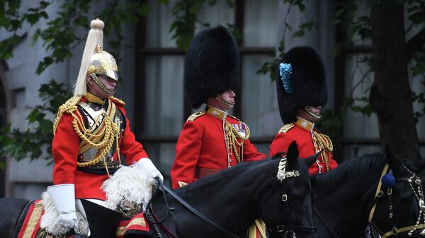Bin 200'den fazla subay, asker, yüzlerce ordu müzisyeni ve 240 attan oluşan askeri geçit töreni, yerel saatle 10.00'da başladı. Askerler Buckingham Sarayı ve Tralfagar Meydanı arasında bulunan The Mall'da yürüyerek Atlı Askerler Geçit Töreni alanına gitti. Askerler daha sonra 260 yıllık bir gelenek olan Trooping the Colour adlı askeri töreni sürdürdü. Binlerce Londralı Tralfagar Meydanı’nda ve Buckingham Sarayı çevresindeki alanlarda askeri geçit törenini seyretti. Tören ayrıca Londra'daki St. James Park'a yerleştirilen büyük bir ekrana da yansıtıldı. - Sputnik Türkiye