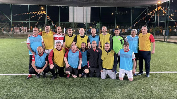 Bakanlar ve AK Partili milletvekilleri Kızılcahamam'da siyasete futbol arası vererek halı sahada futbol maçı yaptı. - Sputnik Türkiye
