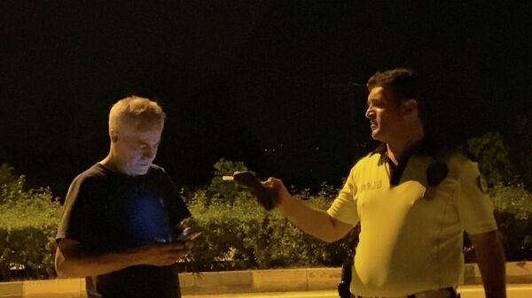 Polisin durdurduğu alkollü sürücü polisi aramak istedi - Sputnik Türkiye