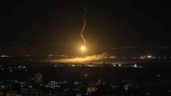 Suriye'nin başkenti Şam'da bazı noktalara İsrail tarafından hava saldırısı gerçekleştirildiği öne sürüldü. Hava savunma sistemlerinin saldırıları başarıyla püskürttüğü bildirildi.  - Sputnik Türkiye