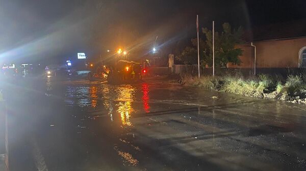 Nevşehir’in Acıgöl ilçesi ve çevresine yağan aşırı yağış nedeniyle Aksaray karayolu çift yönlü araç trafiğe kapatıldı. - Sputnik Türkiye