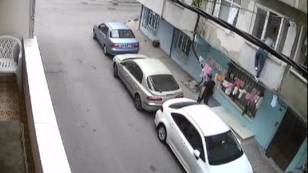 Bağcılar'da bir kişi penceresi açık olan eve  tırmanarak girip, 2 telefon çaldı - Sputnik Türkiye