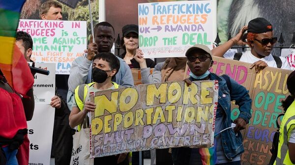 İngiltere'nin düzensiz göçmenleri Ruanda'ya gönderme planı protesto edildi - Sputnik Türkiye