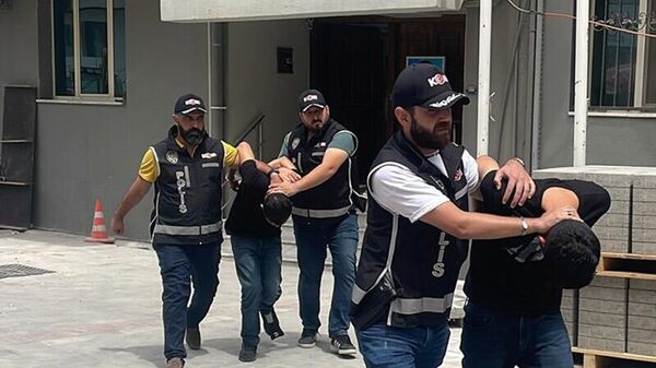 Cinayet şüphelileri, İzmir'den çaldıkları ambulansla kaçarken Kocaeli'de yakalandı - Sputnik Türkiye