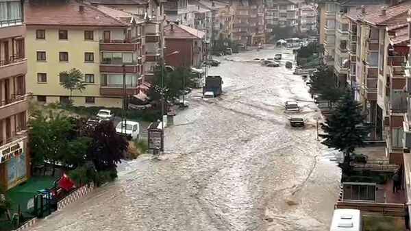 Ankara'da şiddetli yağmur; yollar göle döndü, evleri su bastı
 - Sputnik Türkiye