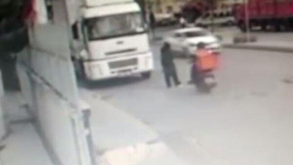 Motokuryeden minibüs bekleyen kadına taciz - Sputnik Türkiye