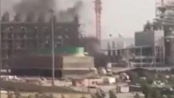 İran'ın Fars eyaletine bağlı Firuzabad şehrindeki kimya fabrikasında meydana gelen patlama nedeniyle 72 kişi fabrikadan sızan zehirli gazlardan etkilenerek hastaneye kaldırıldı. - Sputnik Türkiye