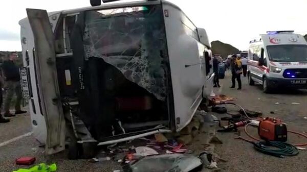 Antalya’nın Korkuteli ilçesi ile Fethiye karayolunda tur otobüsünün yan yatması sonucu meydana gelen kazada ilk belirlemelere 1 turist öldü, 22 kişi yaralandı. - Sputnik Türkiye