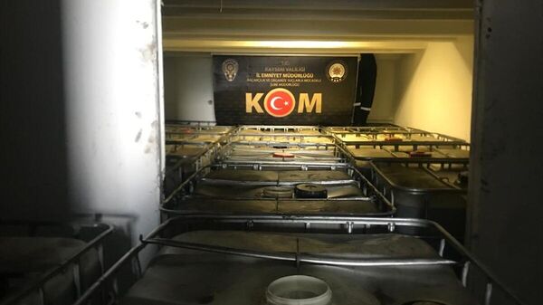 Kayseri'nin Melikgazi ilçesinde 22 ton karışımlı akaryakıt ele geçirildi, 2 şüpheli gözaltına alındı.
 - Sputnik Türkiye