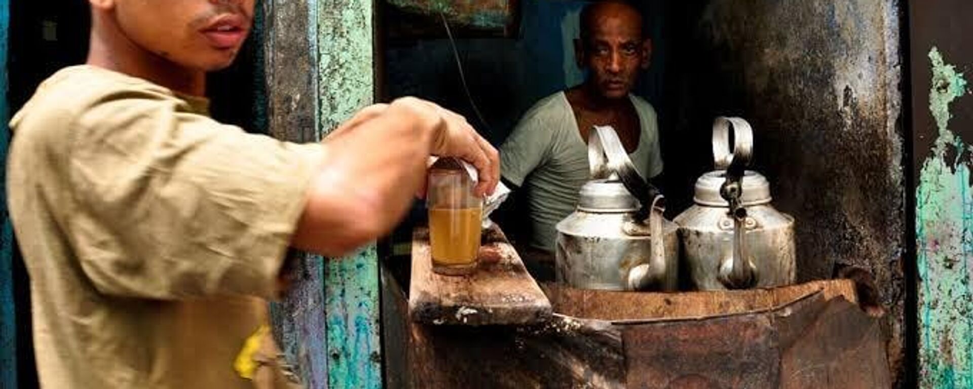 Dünyanın bir numaralı çay ithalatçısı Pakistan'da çay içmek günün en önemli uğraşlarından biri. Çay yapma ve içme bölgeye göre değişiklik gösteriyor. Genelde Pakistanlılar DoohPatti Chai (kısaca Chai) dedikleri sütlü çay içiyor.  - Sputnik Türkiye, 1920, 15.06.2022