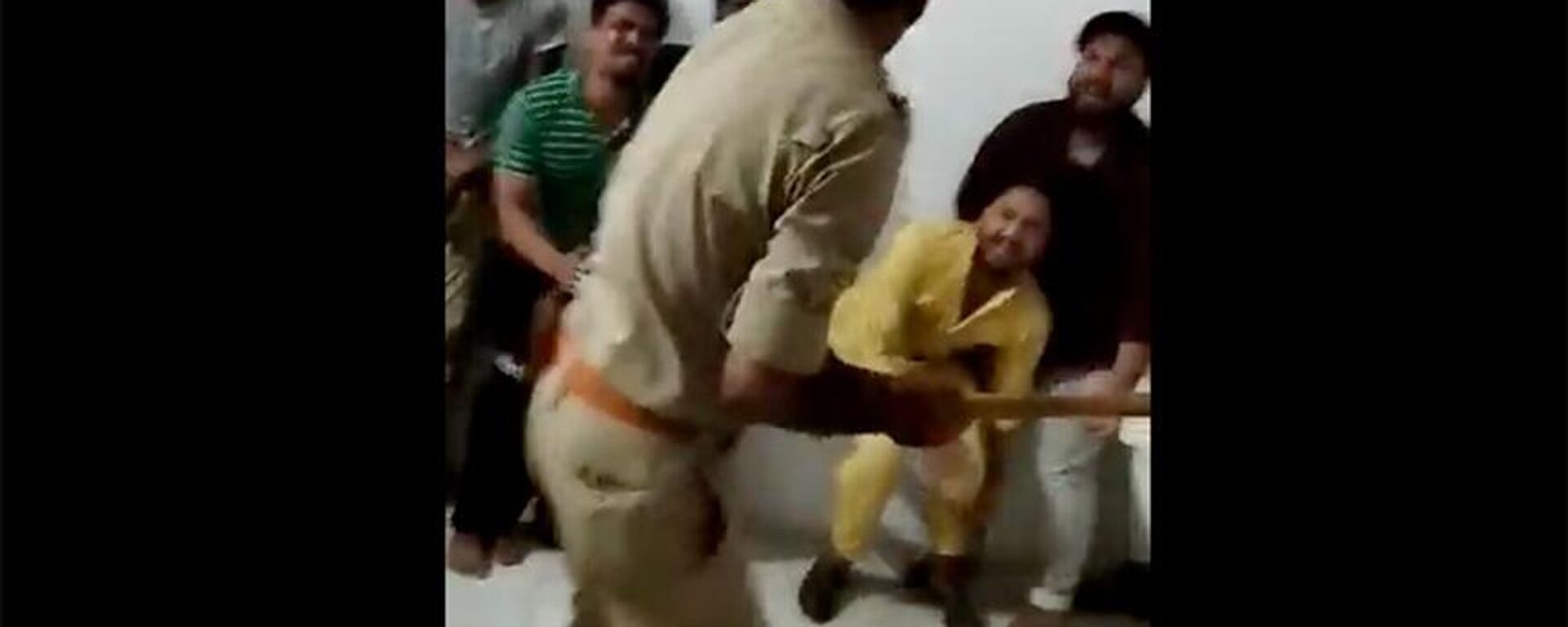 Hindistan'da gözaltındaki Müslüman erkeklere polisin beyzbol sopası gibi salladığı çubuklarla dayak atma videosu, Uttar Pradeş eyaletinin Saharanpur kentinde çekildi.  - Sputnik Türkiye, 1920, 17.06.2022